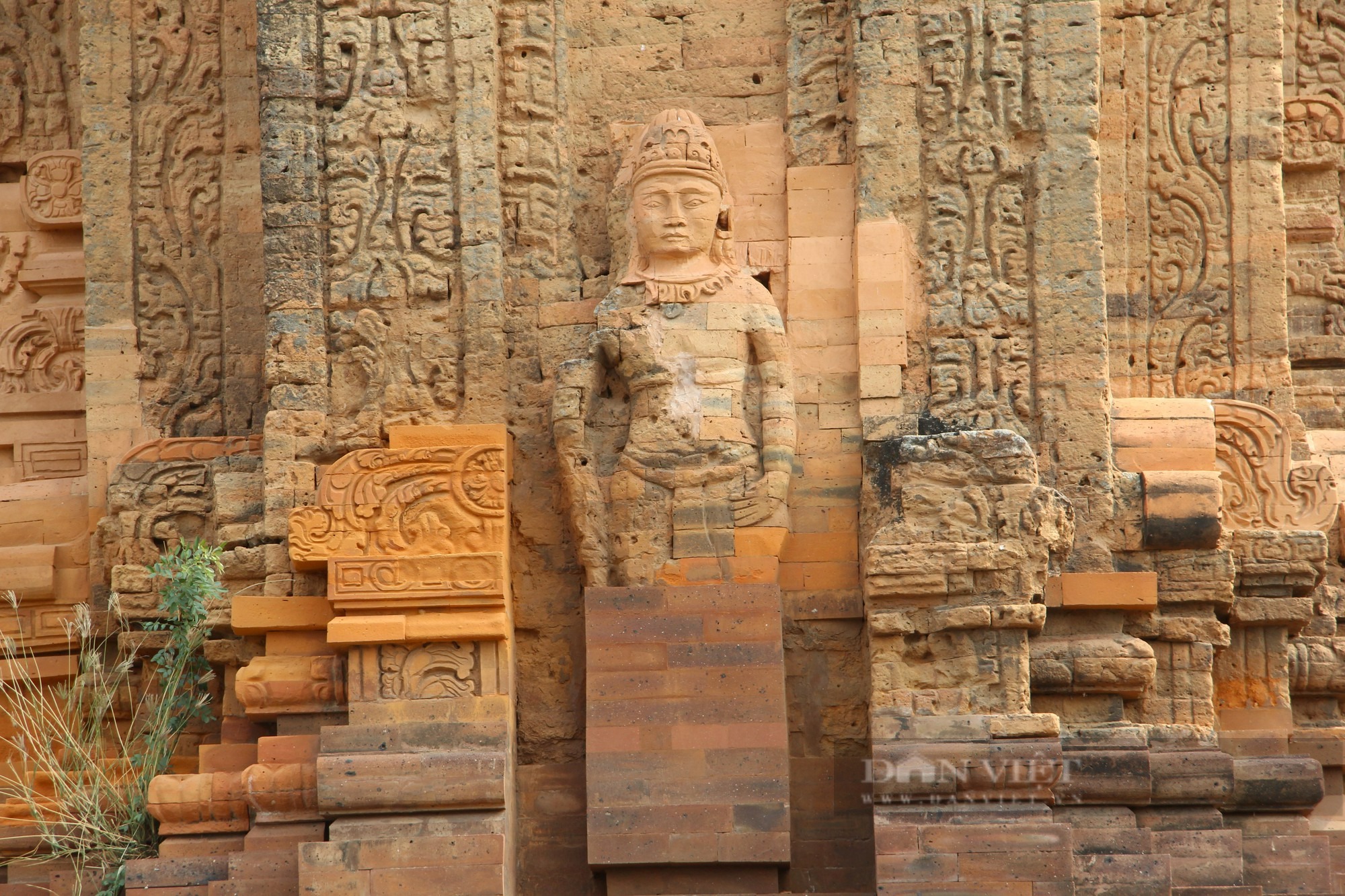 Hoa văn điêu khắc tinh xảo trên tháp Hòa Lai