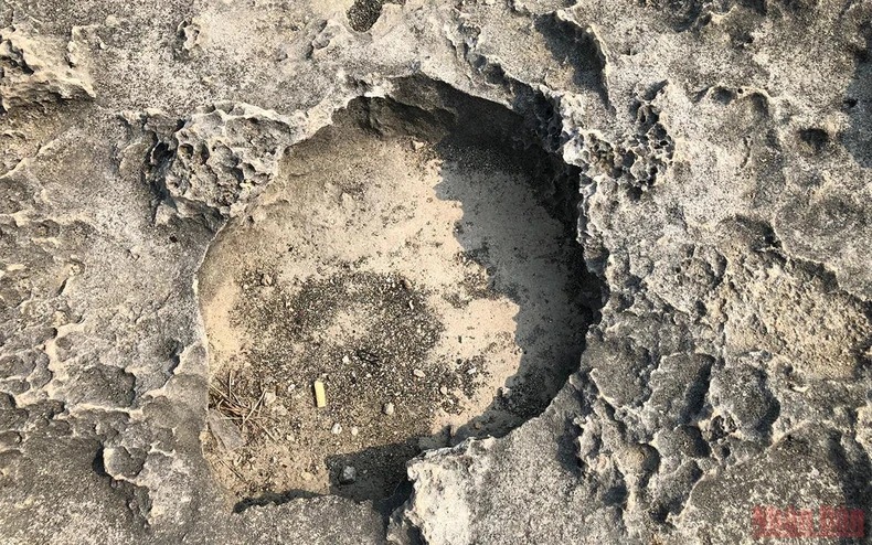 Hố sụt tự nhiên tại bãi đá Mặt Trăng