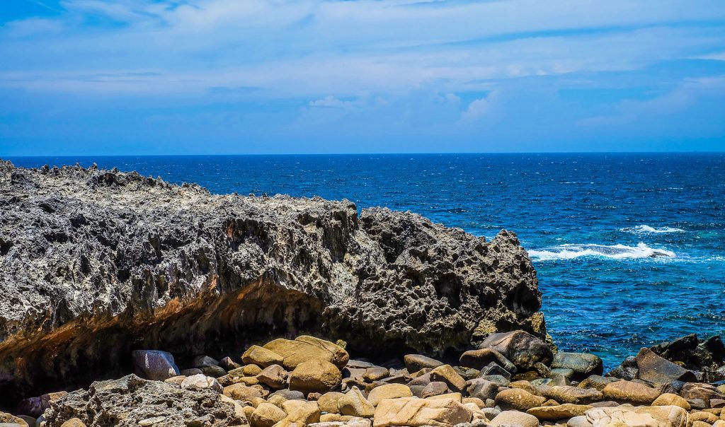 Bãi đá Mặt Trăng giữa biển trời