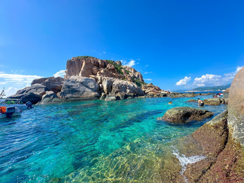 Nước biển trong xanh tại Bãi Hòn Rùa