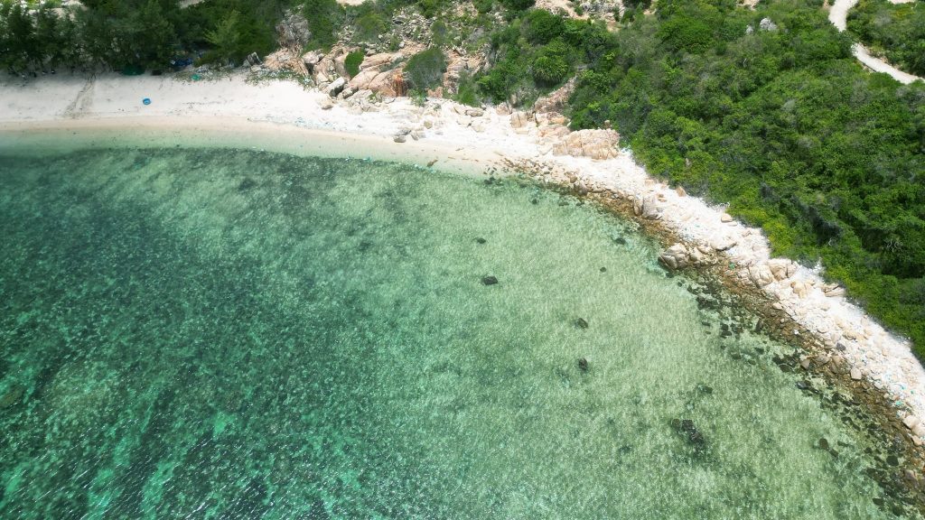 Nước biển trong vắt ở Bãi Thùng