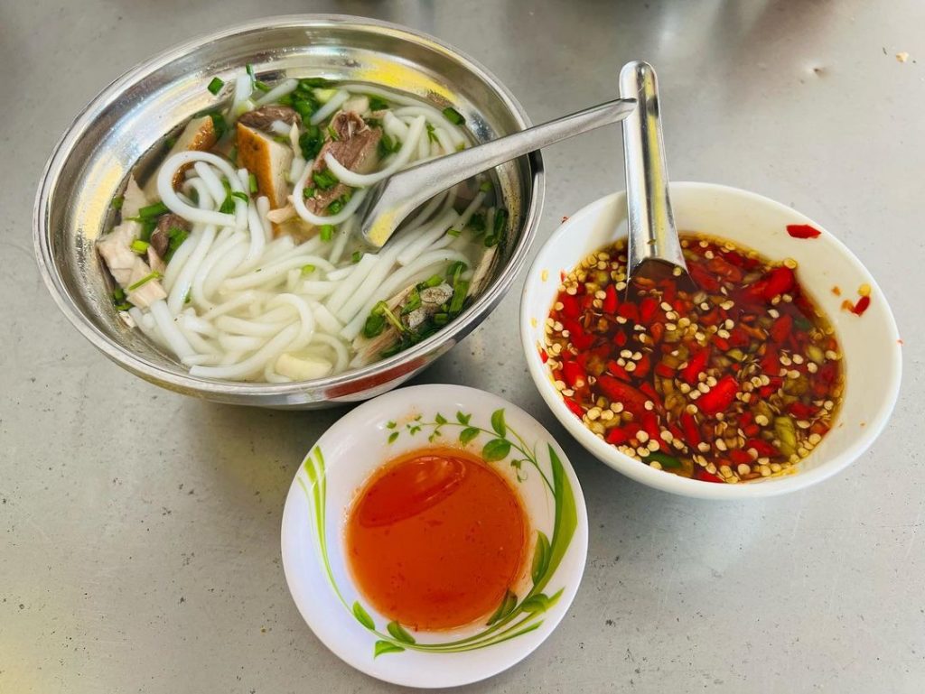 Bánh canh chả cá ăn kèm mắm ớt