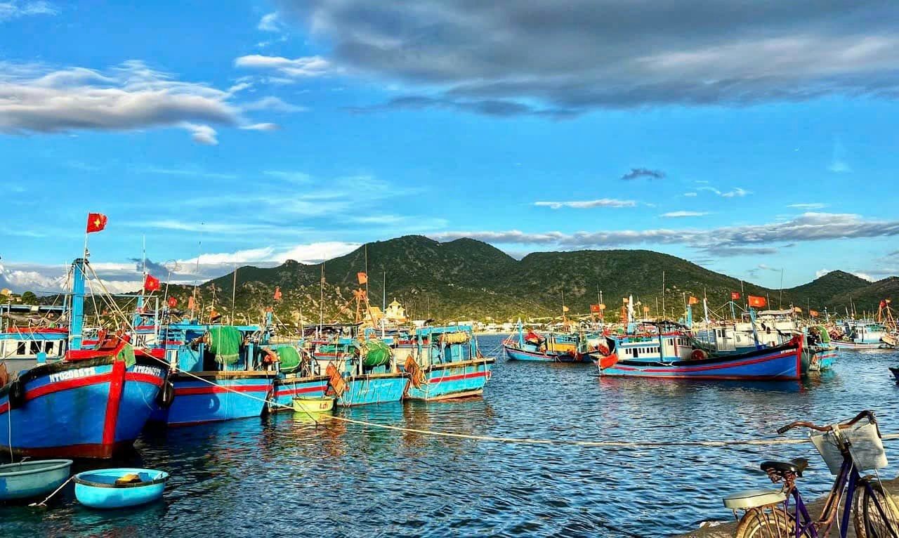 Đầm Nại và thuyền bè neo đậu