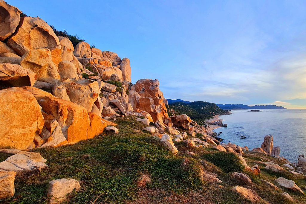 Bờ đá hướng ra biển