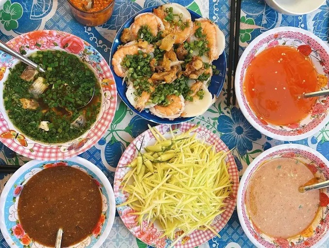 Bánh căn và nước chấm