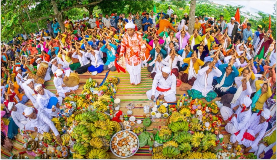 Trang phục rực rỡ trong lễ hội Katê